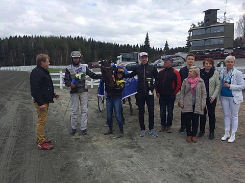 Iivo Niskasta nauratti voittajakehässä. 