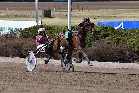 Kuva Juicemanin ja Veli-Pekka Toivasen ylivoimavoitosta Finlandia-päivänä Vermossa ajetussa haastajadivisioonassa.