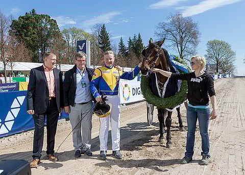 Hippoksen hallituksen puheenjohtaja Antti Lehtisalo ja Ravivalmentajien toiminnajohtaja Tuomo Pekonen palkitsivat Cityravien voittajat Kari Venäläisen, Order By Bossin ja sen valmentajan Jenni Kantasen.