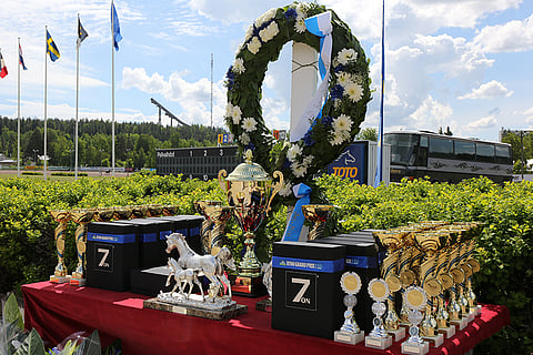 Kymi Grand Prix'n palkintopöytä notkuu, vaikka valtaosa yleisöstä joutuu seuraamaan ravit kotoa käsin.