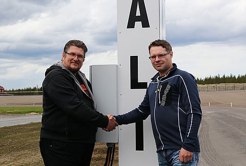 Pekka Lillbacka sai Costellon valmentajan Ville Herttuan vieraakseen Powerparkin raviradalle. Radan maalipaalun luona Lillbacka toivotti Herttuan ja Costellon muut taustajoukot tervetulleeksi juhannuksena ravattavaan, historian toiseen Nordic King -kilpailuun.