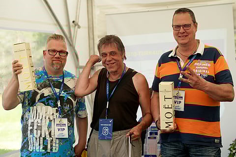 Seppo Korte tuuletti turnauksen voittoa (keskellä). Esko Prinkkala (vas.) oli toinen, Jyrki Heino (oik.) kolmas.