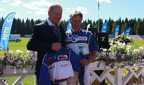 Hannu Myöhänen sai Jorma Kontiolta maailmaa nähneen ajoasun. Kuva: Totofoto