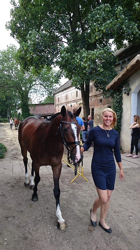 Kenttäkilpailuun kuuluu myös puetumpi osuus. Sanna Siltakorpi tyylikkäänä Baborowkossa.