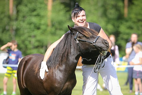 Esittäjä Päivi Vääräkoski riemastui Alba Olgan voitettua himoitun tittelin kansallisessa poninäyttelyssä.