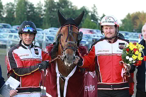 Tähen Toivomus näytti jälleen menemisen mallia. Henri Bollström (vas.) ohjasti ja Pauli Rauvio valmentaa.