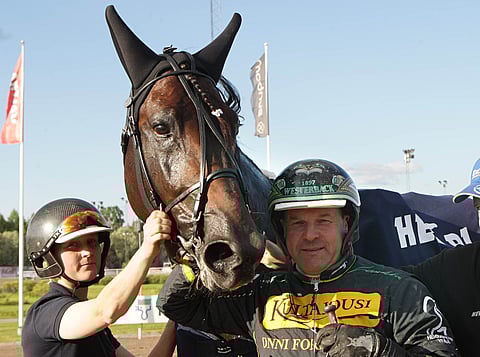 Yank Match taustavoimiensa kanssa voittajaseremonioissa.