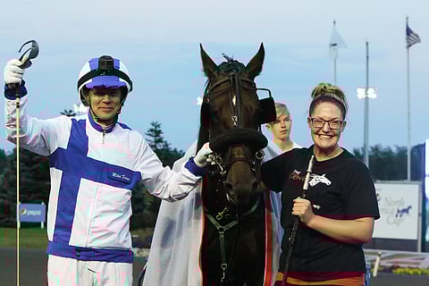 Mika Forss voitti MM-kiertueen toisena iltana Mohawkin ravien toisen kohteen peitsarilla nimeltä Dialamara. Kuva: Ilkka Nisula