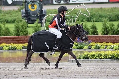 Saphira ja Viivi Mäki-Jaakkola juhlivat A-ponien SM-voittoa.