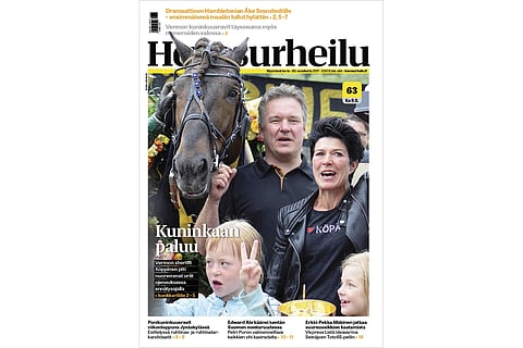 Jyrki ja Kati-Maija Korhonen faneineen ja perheineen pitivät asianmukaista metakkaa Kuninkuusravien seremonioissa. Kuva: Roosa Lindholm.