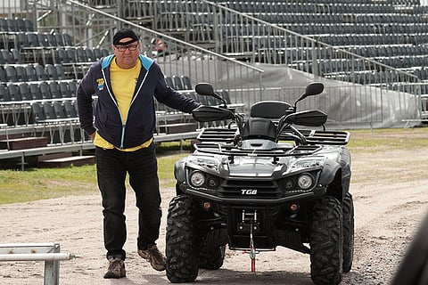 Juha Lyytinen on päristellyt viime päivinä mönkijällä. Kuninkuusravivieraille hän suosittelee julkisia liikennevälineitä, mutta parkkitilaakin on hänen mielestään olosuhteisiin nähden ok:sti. Kuva: Jarno Unkuri