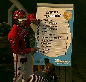 Johan Untersteinerilla oli ratavalintatilaisuudessa aihetta hymyyn. Kuva: ATG Live