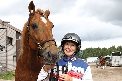 Tiina Heiskanen vietti hetken Valvi-runnan kanssa vielä itse esiintymisen jälkeen. Kaikki sujui mallikkaasti. "Tosin alussa jännitin, missä saan pidettyä jalkojani, kun ne ovat niin lyhyet!"