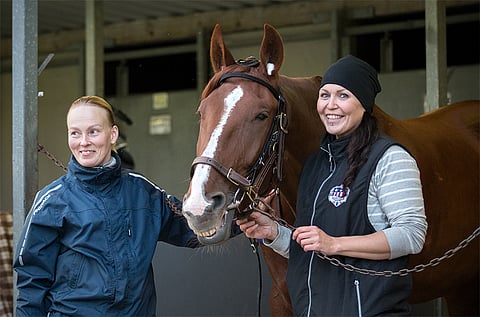 El Dirtyman valmentajansa Elina Laakkosen ja hoitajansa Mari Koikkalaisen kanssa ennen lämmitystä.