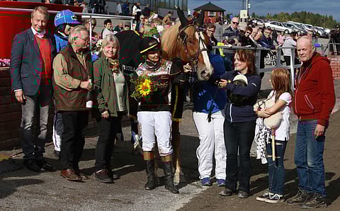 Baletin Salama poseeraa taustajoukkojensa kanssa.
