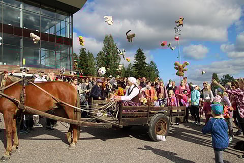 Jokimaan RaviHyvä -tempauksella kerättiin myös pehmoleluja. Kuva vuodelta 2016.