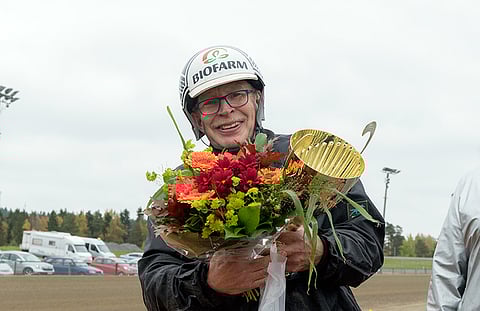 Larvan Hurmoksen valmentaja Jouni Miettinen palkintojen kanssa.