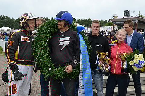 Harri Kotilainen, Ville Korjus ja taustavoimia voittajaseremonioissa.