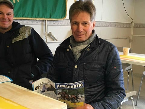 Jorma Kontio palaa Ruotsiin vasta huomisiltana. Tänään hän ehti piipahtaa ennen Oulun raveja radan tallikahviossa. Kuva: Kari Linna