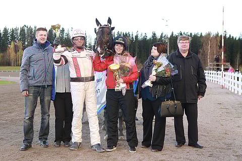 Elbert Schermer taustavoimiensa kanssa voittajakuvassa.