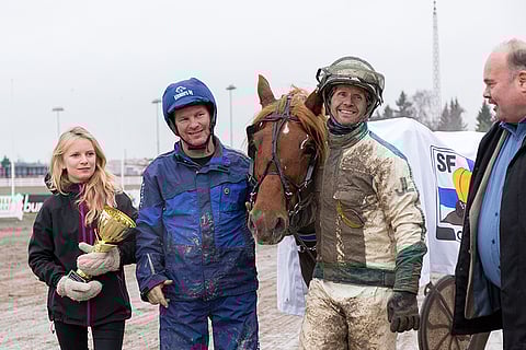 Juha Länsimäki ajoi Katri ja Pasi Teinin A.T. Viskua.