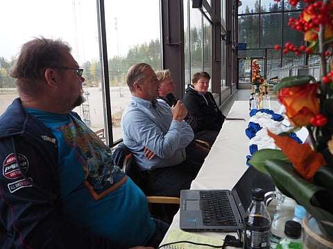 Harri Lind alusti, Jukka-Pekka Kauhanen, Tapio Perttunen ja Bella Varjonen jakoivat yleisölle asiantuntemustaan.