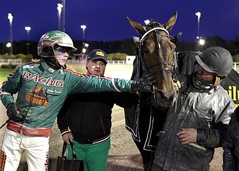 Grainfield Oliver Jukka Torvisen ja valmentaja Toni Siposen (oik.) kanssa voittajaseremonioissa.
