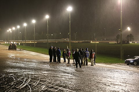 Ratahenkilökunta ja ohjastajat kokoontuivat keskustelemaan radan kunnosta ravien ensimmäisen lähdön jälkeen.