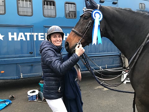 Hattelin auto ei yleensä turhaan parkkeeraa kisapaikan hevosautoalueelle. Anatevka kävi hakemassa vielä yhden voiton ennen talvilomaa.