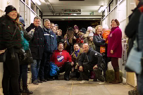 Mascate Match seisoi uteliaana ja rauhallisena, kun ihmisiä virtasi sisään ja ulos sen ympärillä.