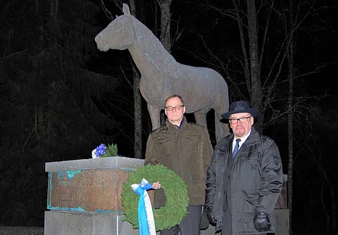 Etelä-Pohjanmaan Hevosjalostusliitto ry:n puheenjohtaja ja Suomen Hippos ry:n hallituksen jäsen Juha Lyyski sekä Reino Haanpää Suomenhevosliitto ry:n edustajana laskivat havuseppeleen Suomenhevonen – sotahevonen -patsaalle Seinäjoella. Kuva: Mihkel Raadik.
