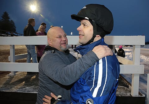 Tee Wee Paronin kasvattaja Teuvo Luovijärvi onnitteli valmentaja-omistaja Pasi Haapasaarta lähdön jälkeen.