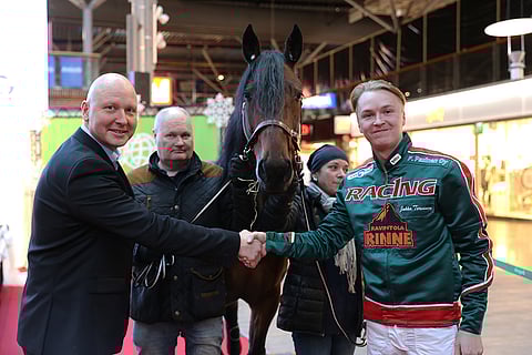 Kauppakeskusjohtaja Visa Vainiola ja raviohjastaja Jukka Torvinen löivät kättä päälle Lumiravien kunniaksi. Ostoskeskuksessa nähtiin hevonen jo lehdistötilaisuudessa. Kimmo Pekkala ja Sari Orreveteläinen toivat paikalle "Rikun" eli Outrageous Brolinen. Kuva: Hanna Laakso