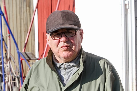 ”Talossa saatettiin sanoa, ettei täältä myydä mustalaisille. Luulivat, että meillä eläimiä pidetään huonosti. Minulla on aina ollut ajatus, että mitä paremmin pidät elukan, passaat ja laittelet, niin saat siitä niiltä kiitoksen. Ei eläintä ikinä hoida liian hyvin”, Valte Salojensaari sanoi Hevosurheilun haastattelussa keväällä 2014. Kuva: Harri Lind