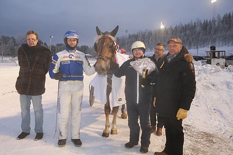 Naputuksesta ja taustajoukoista napattiin voittajakuva lähdön jälkeen, kuten viimeksi Vermossakin tehtiin.