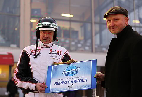 Ideaparkin kauppakeskusjohtaja Visa Vainiola (oikealla) ojensi Seppo Sarkolalle kutsun Lumiraveihin Teivossa.