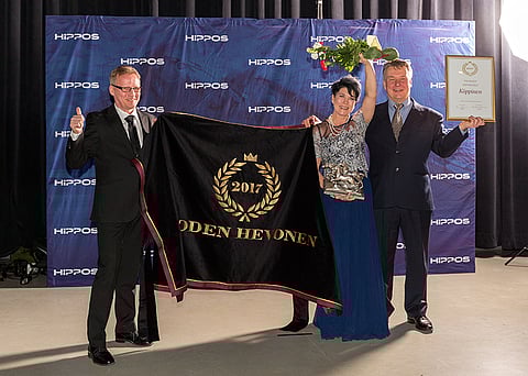 Keijo Kuosmanen, Kati-Maija Korhonen ja Jyrki Korhonen pääsivät juhlimaan Köppisen valinnasta Vuoden hevoseksi.