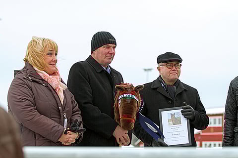 Visit Turku -hankkeen myynti- ja markkinointipäällikkö Satu Hirvenoja ja Turun Hippoksen Hannu Nivola luovuttivat hyväntekeväisyysshekin TYKSin lastenkirurgian ylilääkäri Olli Pajulolle tänään Metsämäessä.