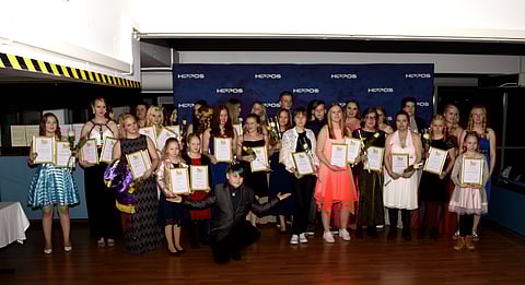 Korumies Arvi Martikainen poseerasi yhteiskuvassa kaikkien Ponigaalassa palkittujen kanssa.