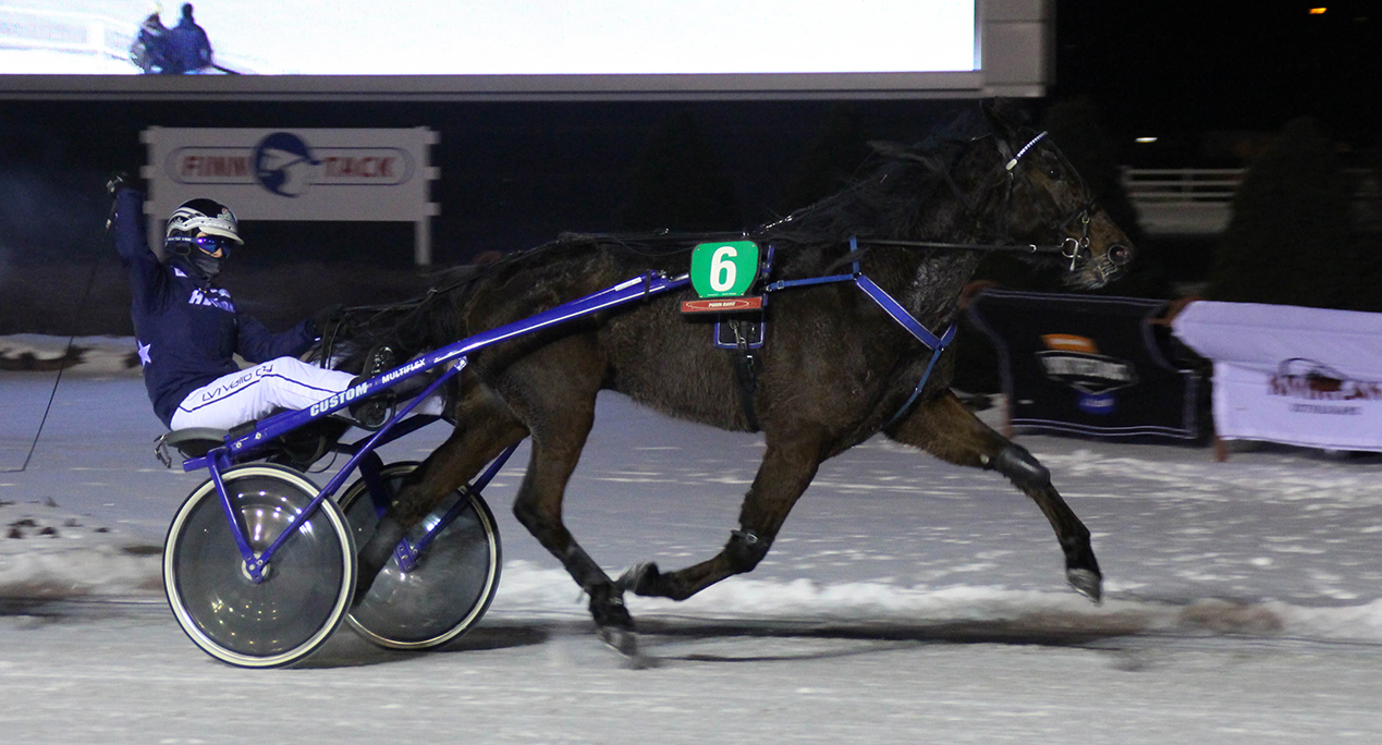 Jarmo Saarelan tällä kertaa ajamalla Erna's Kingillä on paikka hallita tapahtumia.