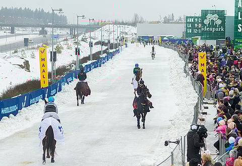 Lämminverimontén parhaita ratkotaan kauppakeskusväen silmien edessä. Kuva: Ada Pykäläniemi