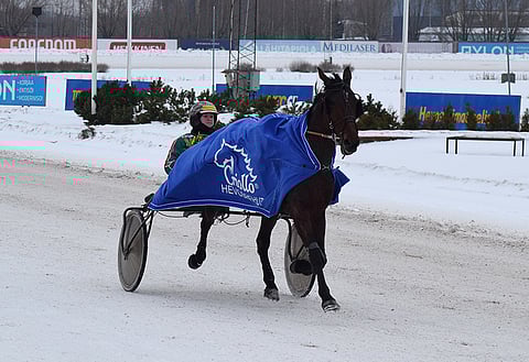 Jukka Torvinen ajoi päätöskohteessa voiton Antero Tikkalan Expectalotilla.