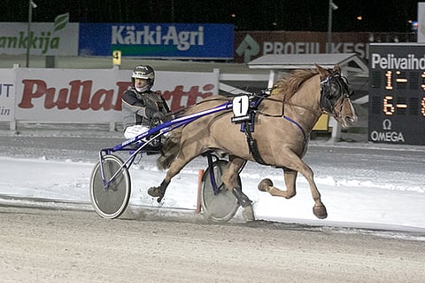 Valtroks on tuonut Kati Pekkalalle 21 voittoa. Tässä tyylinäyte useamman vuoden takaa Veli-Erkki Paavolan ajamana Oulusta.