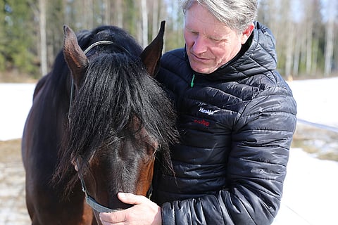 Graceful Swamp on vasta kolmevuotias, mutta hevosen erikoisen fiksu luonne saa sen vaikuttamaan kuin vanhalta sielulta, kuten taustajoukot ilmaisevat. Erkki-Pekka Mäkinen uskoo, että käsissä on paras varsa, joka hänellä on koskaan ollut.