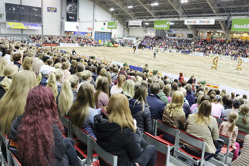 Hevoset-messuilla on perinteisesti tiivis tunnelma.