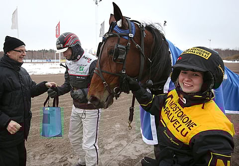 Callela Ladyboss Mika Forssin ja hoitaja Sarianne Hynysen kanssa voittajaseremonioissa.