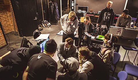 Tuukka ja Olga Temonen puuhaavat kokoillan elokuvaa Jaana Kivimäestä.