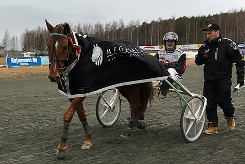 Mika Forss myhäili tyytyväisenä Vitterin voittojuoksun jälkeen. Kuva: Joonas Teerikorpi.