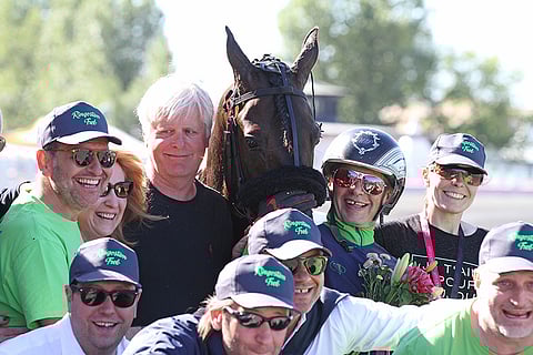 Ringostarr Treb ja iloiset taustavoimat. Jerry Riordan valmentaa ja Wim Paal ajoi. Hoitaja Heli Tarrimaa hymyilee hevosen oikealla puolella toisena. Kuva: Jarno Unkuri.