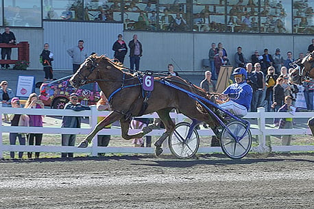 Lähtölaukassa kauas muista jäänyt Välähdys pisti pelin jännittäväksi Kuopiossa, mutta humautti uskomattomalla kirillä kaikkien ohi Savo-ajossa.